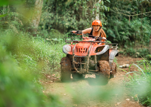 Sports motorisés au féminin : style et passion sur la route et les sentiers